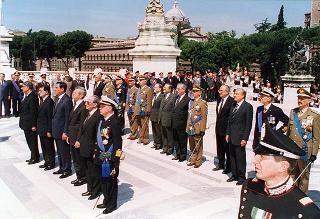 Roma, Piazza Venezia: deposizione, in forma ufficale, da parte del Presidente della Repubblica di una corona d'alloro all'Altare della Patria per il 50° anniversario della Fondazione della Repubblica