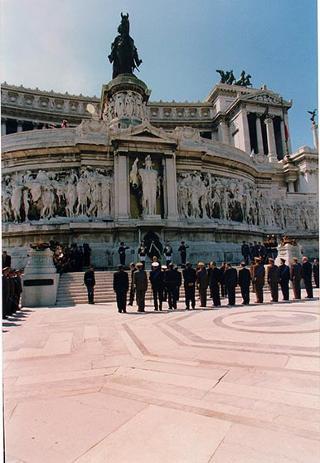 Roma, Piazza Venezia: deposizione, in forma ufficale, da parte del Presidente della Repubblica di una corona d'alloro all'Altare della Patria per il 50° anniversario della Fondazione della Repubblica