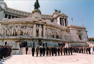 Roma, Piazza Venezia: deposizione, in forma ufficale, da parte del Presidente della Repubblica di una corona d'alloro all'Altare della Patria per il 50° anniversario della Fondazione della Repubblica