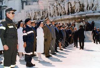 Roma, Piazza Venezia: deposizione, in forma ufficale, da parte del Presidente della Repubblica di una corona d'alloro all'Altare della Patria per il 50° anniversario della Fondazione della Repubblica