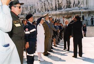 Roma, Piazza Venezia: deposizione, in forma ufficale, da parte del Presidente della Repubblica di una corona d'alloro all'Altare della Patria per il 50° anniversario della Fondazione della Repubblica