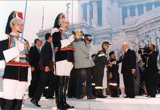 Roma, Piazza Venezia: deposizione, in forma ufficale, da parte del Presidente della Repubblica di una corona d'alloro all'Altare della Patria per il 50° anniversario della Fondazione della Repubblica