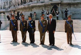 Roma, Piazza Venezia: deposizione, in forma ufficale, da parte del Presidente della Repubblica di una corona d'alloro all'Altare della Patria per il 50° anniversario della Fondazione della Repubblica