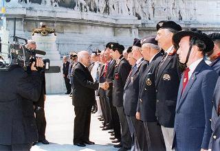Roma, Piazza Venezia: deposizione, in forma ufficale, da parte del Presidente della Repubblica di una corona d'alloro all'Altare della Patria per il 50° anniversario della Fondazione della Repubblica