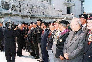 Roma, Piazza Venezia: deposizione, in forma ufficale, da parte del Presidente della Repubblica di una corona d'alloro all'Altare della Patria per il 50° anniversario della Fondazione della Repubblica