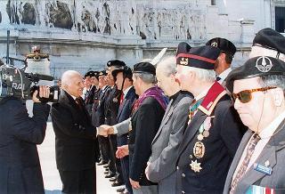 Roma, Piazza Venezia: deposizione, in forma ufficale, da parte del Presidente della Repubblica di una corona d'alloro all'Altare della Patria per il 50° anniversario della Fondazione della Repubblica