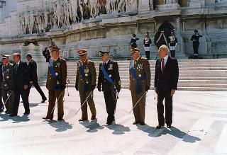 Roma, Piazza Venezia: deposizione, in forma ufficale, da parte del Presidente della Repubblica di una corona d'alloro all'Altare della Patria per il 50° anniversario della Fondazione della Repubblica