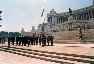 Roma, Piazza Venezia: deposizione, in forma ufficale, da parte del Presidente della Repubblica di una corona d'alloro all'Altare della Patria per il 50° anniversario della Fondazione della Repubblica