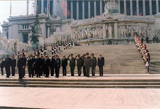 Roma, Piazza Venezia: deposizione, in forma ufficale, da parte del Presidente della Repubblica di una corona d'alloro all'Altare della Patria per il 50° anniversario della Fondazione della Repubblica