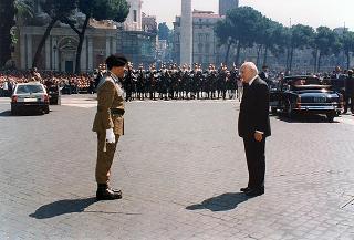Roma, Piazza Venezia: deposizione, in forma ufficale, da parte del Presidente della Repubblica di una corona d'alloro all'Altare della Patria per il 50° anniversario della Fondazione della Repubblica
