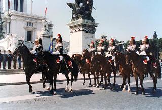Roma, Piazza Venezia: deposizione, in forma ufficale, da parte del Presidente della Repubblica di una corona d'alloro all'Altare della Patria per il 50° anniversario della Fondazione della Repubblica