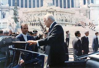 Roma, Piazza Venezia: deposizione, in forma ufficale, da parte del Presidente della Repubblica di una corona d'alloro all'Altare della Patria per il 50° anniversario della Fondazione della Repubblica