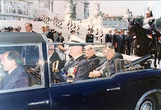 Roma, Piazza Venezia: deposizione, in forma ufficale, da parte del Presidente della Repubblica di una corona d'alloro all'Altare della Patria per il 50° anniversario della Fondazione della Repubblica