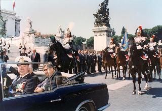 Roma, Piazza Venezia: deposizione, in forma ufficale, da parte del Presidente della Repubblica di una corona d'alloro all'Altare della Patria per il 50° anniversario della Fondazione della Repubblica