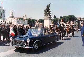 Roma, Piazza Venezia: deposizione, in forma ufficale, da parte del Presidente della Repubblica di una corona d'alloro all'Altare della Patria per il 50° anniversario della Fondazione della Repubblica