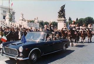 Roma, Piazza Venezia: deposizione, in forma ufficale, da parte del Presidente della Repubblica di una corona d'alloro all'Altare della Patria per il 50° anniversario della Fondazione della Repubblica