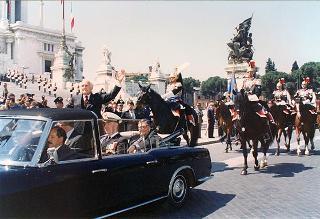 Roma, Piazza Venezia: deposizione, in forma ufficale, da parte del Presidente della Repubblica di una corona d'alloro all'Altare della Patria per il 50° anniversario della Fondazione della Repubblica