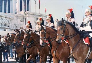 Roma, Piazza Venezia: deposizione, in forma ufficale, da parte del Presidente della Repubblica di una corona d'alloro all'Altare della Patria per il 50° anniversario della Fondazione della Repubblica