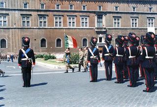 Roma, Piazza Venezia: deposizione, in forma ufficale, da parte del Presidente della Repubblica di una corona d'alloro all'Altare della Patria per il 50° anniversario della Fondazione della Repubblica