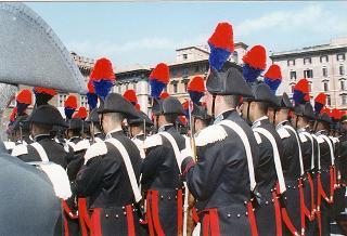 Roma, Piazza Venezia: deposizione, in forma ufficale, da parte del Presidente della Repubblica di una corona d'alloro all'Altare della Patria per il 50° anniversario della Fondazione della Repubblica