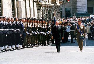 Roma, Palazzo Montecitorio: intervento del Presidente della Repubblica alla cerimonia per la celebrazione del 50° anniversario della Fondazione della Repubblica (esterno)