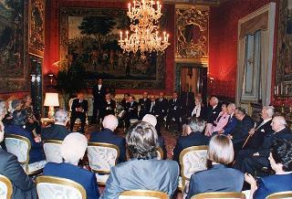 Incontro con i membri dell'Assemblea Costituente, in occasione del 50° anniversario della Fondazione della Repubblica - Sala Arazzi di Lilla