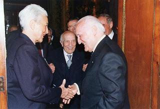 Incontro con i membri dell'Assemblea Costituente, in occasione del 50° anniversario della Fondazione della Repubblica - Sala Arazzi di Lilla