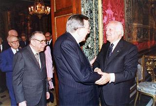 Incontro con i membri dell'Assemblea Costituente, in occasione del 50° anniversario della Fondazione della Repubblica - Sala Arazzi di Lilla