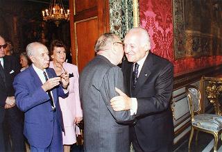 Incontro con i membri dell'Assemblea Costituente, in occasione del 50° anniversario della Fondazione della Repubblica - Sala Arazzi di Lilla