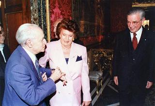 Incontro con i membri dell'Assemblea Costituente, in occasione del 50° anniversario della Fondazione della Repubblica - Sala Arazzi di Lilla