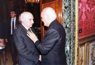 Incontro con i membri dell'Assemblea Costituente, in occasione del 50° anniversario della Fondazione della Repubblica - Sala Arazzi di Lilla