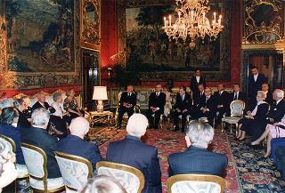 Incontro con i membri dell'Assemblea Costituente, in occasione del 50° anniversario della Fondazione della Repubblica - Sala Arazzi di Lilla