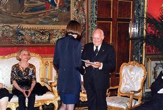 Incontro con i membri dell'Assemblea Costituente, in occasione del 50° anniversario della Fondazione della Repubblica - Sala Arazzi di Lilla
