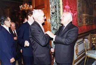 Incontro con i membri dell'Assemblea Costituente, in occasione del 50° anniversario della Fondazione della Repubblica - Sala Arazzi di Lilla