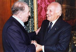 Incontro con i membri dell'Assemblea Costituente, in occasione del 50° anniversario della Fondazione della Repubblica - Sala Arazzi di Lilla