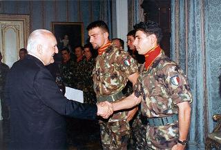 Delegazione di ufficiali, sottufficiali e marinai del Battaglione San Marco di Brindisi, in servizio di guardia d'onore al Palazzo del Quirinale