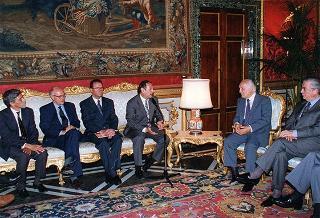 Lorenzo Del Boca e Paolo Serventi Longhi, rispettivamente presidente e segretario della Federazione nazionale della stampa italiana, con il Direttivo dell'Unione cattolica stampa italiana