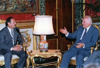 Lorenzo Del Boca e Paolo Serventi Longhi, rispettivamente presidente e segretario della Federazione nazionale della stampa italiana, con il Direttivo dell'Unione cattolica stampa italiana