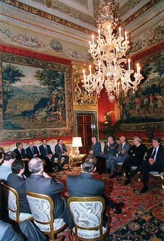 Lorenzo Del Boca e Paolo Serventi Longhi, rispettivamente presidente e segretario della Federazione nazionale della stampa italiana, con il Direttivo dell'Unione cattolica stampa italiana