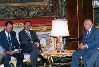 Lorenzo Del Boca e Paolo Serventi Longhi, rispettivamente presidente e segretario della Federazione nazionale della stampa italiana, con il Direttivo dell'Unione cattolica stampa italiana