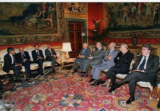 Lorenzo Del Boca e Paolo Serventi Longhi, rispettivamente presidente e segretario della Federazione nazionale della stampa italiana, con il Direttivo dell'Unione cattolica stampa italiana