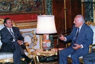 Lorenzo Del Boca e Paolo Serventi Longhi, rispettivamente presidente e segretario della Federazione nazionale della stampa italiana, con il Direttivo dell'Unione cattolica stampa italiana