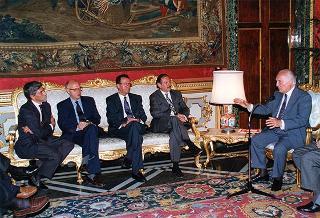 Lorenzo Del Boca e Paolo Serventi Longhi, rispettivamente presidente e segretario della Federazione nazionale della stampa italiana, con il Direttivo dell'Unione cattolica stampa italiana