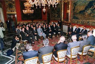Lorenzo Del Boca e Paolo Serventi Longhi, rispettivamente presidente e segretario della Federazione nazionale della stampa italiana, con il Direttivo dell'Unione cattolica stampa italiana