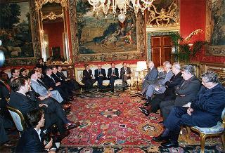 Lorenzo Del Boca e Paolo Serventi Longhi, rispettivamente presidente e segretario della Federazione nazionale della stampa italiana, con il Direttivo dell'Unione cattolica stampa italiana