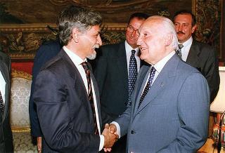 Lorenzo Del Boca e Paolo Serventi Longhi, rispettivamente presidente e segretario della Federazione nazionale della stampa italiana, con il Direttivo dell'Unione cattolica stampa italiana