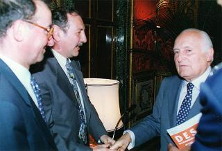 Lorenzo Del Boca e Paolo Serventi Longhi, rispettivamente presidente e segretario della Federazione nazionale della stampa italiana, con il Direttivo dell'Unione cattolica stampa italiana