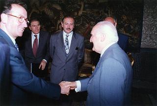 Lorenzo Del Boca e Paolo Serventi Longhi, rispettivamente presidente e segretario della Federazione nazionale della stampa italiana, con il Direttivo dell'Unione cattolica stampa italiana