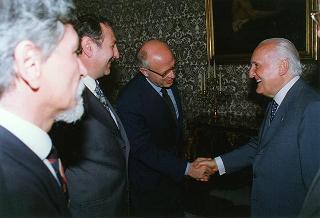 Lorenzo Del Boca e Paolo Serventi Longhi, rispettivamente presidente e segretario della Federazione nazionale della stampa italiana, con il Direttivo dell'Unione cattolica stampa italiana
