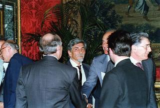 Lorenzo Del Boca e Paolo Serventi Longhi, rispettivamente presidente e segretario della Federazione nazionale della stampa italiana, con il Direttivo dell'Unione cattolica stampa italiana